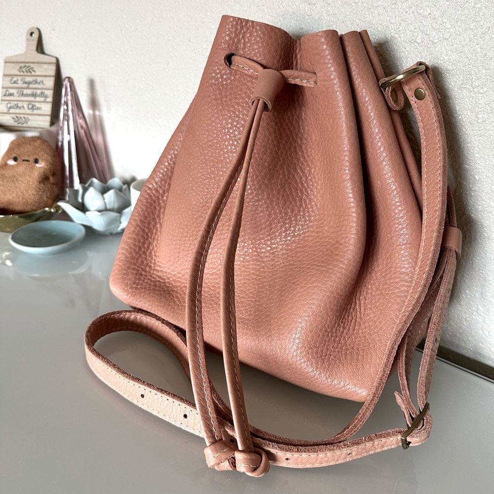 NWOT 🦄 Portland Leather Large Bucket Bag in Gorgeous Unicorn Quartz Color.